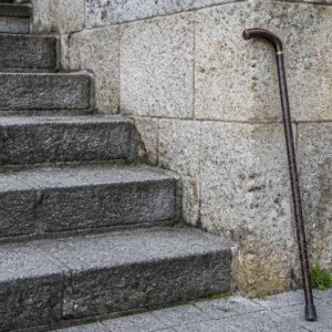 Professionista sanitario parla con una persona anziana delle difficoltà nelle attività quotidiane.