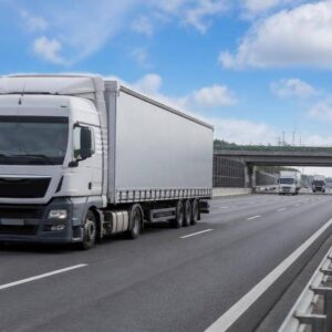 Autocarri per il trasporto merci attraversano una piattaforma logistica europea.